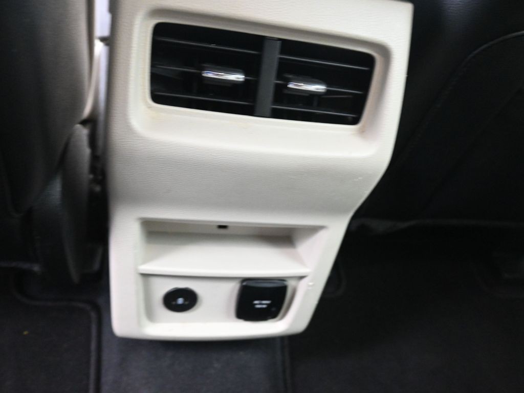 Ford Edge Vehicle Full-screen Gallery Image 23