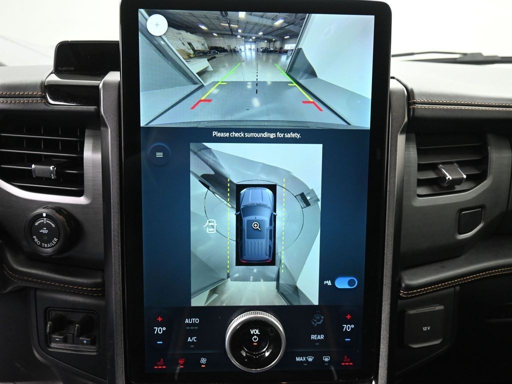 Ford Expedition Vehicle Full-screen Gallery Image 12