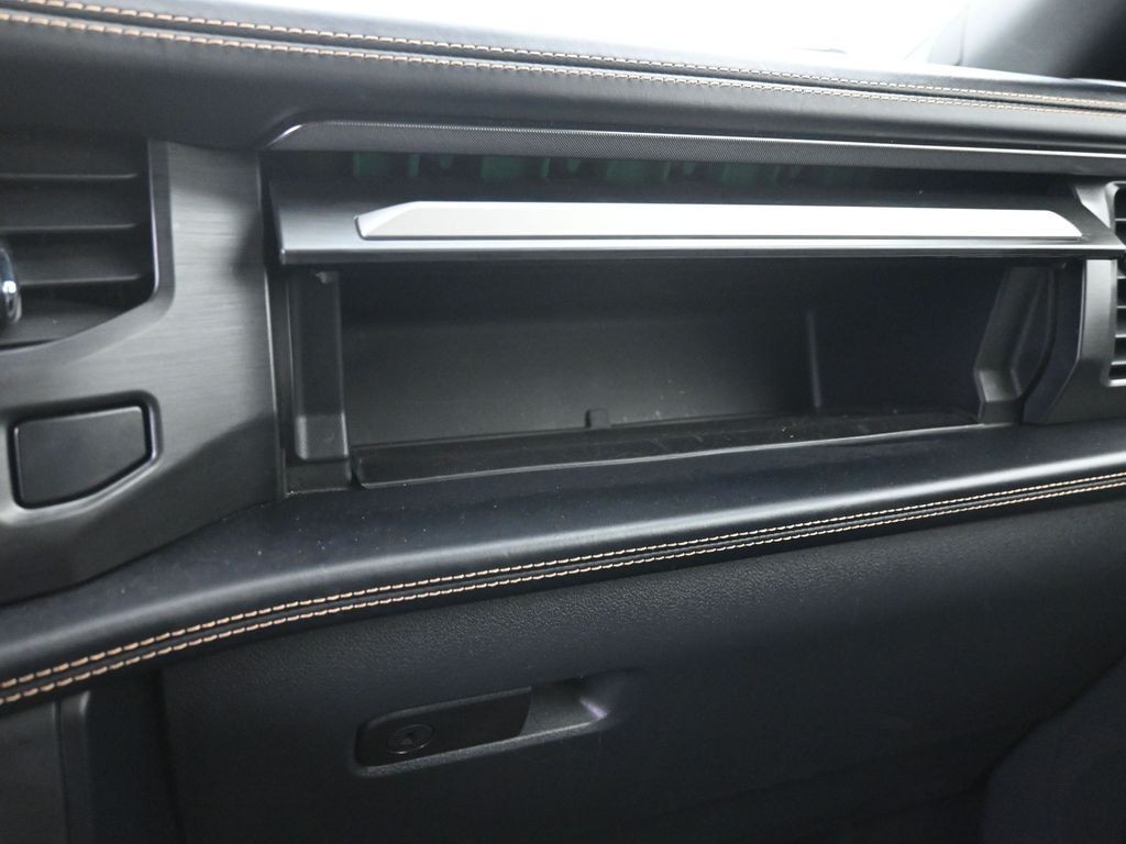 Ford Expedition Vehicle Full-screen Gallery Image 17