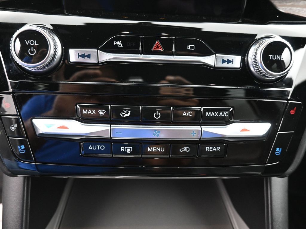 Ford Explorer Vehicle Full-screen Gallery Image 13