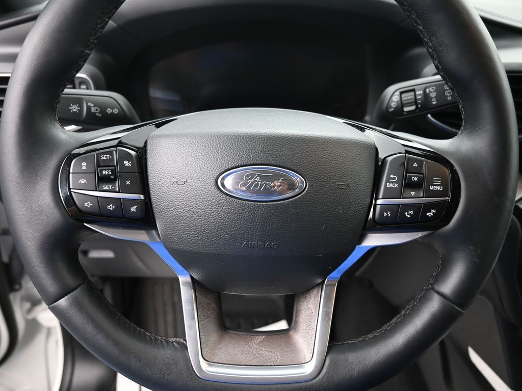 Ford Explorer Vehicle Full-screen Gallery Image 17
