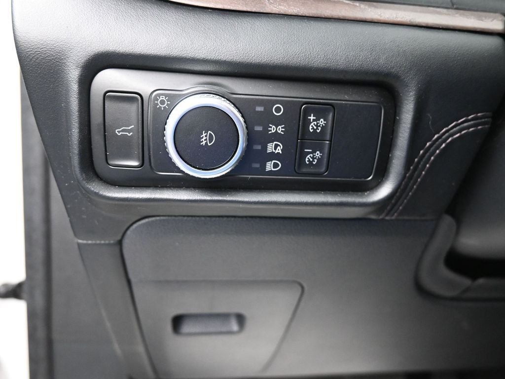 Ford Explorer Vehicle Full-screen Gallery Image 18