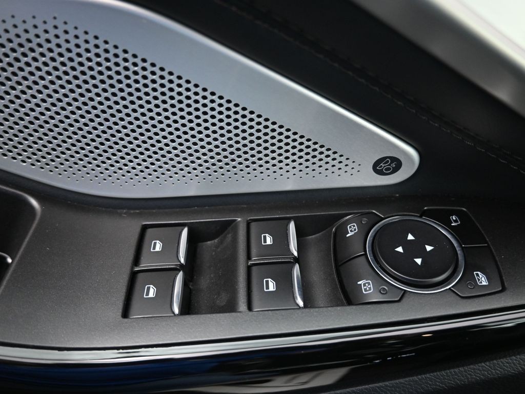 Ford Explorer Vehicle Full-screen Gallery Image 19