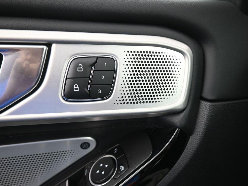 Ford Explorer Vehicle Full-screen Gallery Image 20