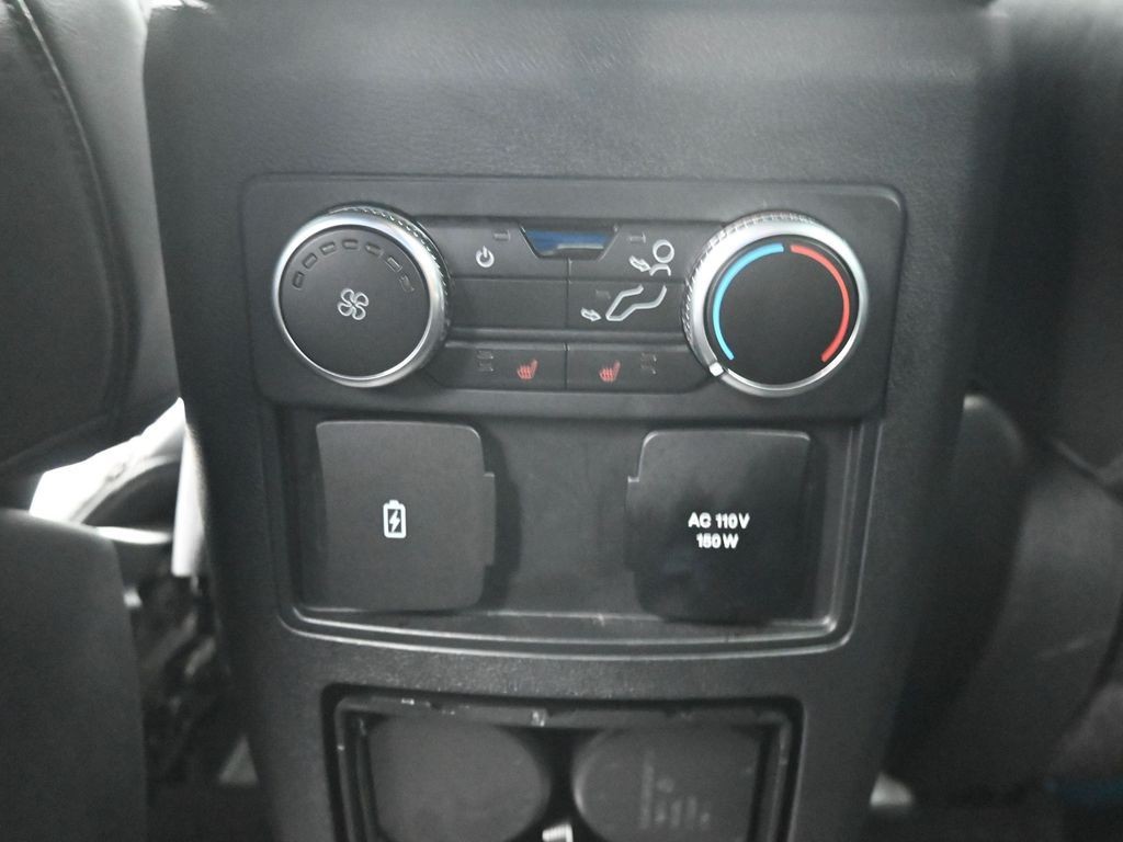 Ford Explorer Vehicle Full-screen Gallery Image 22