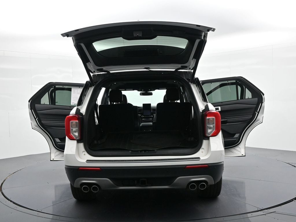 Ford Explorer Vehicle Full-screen Gallery Image 34