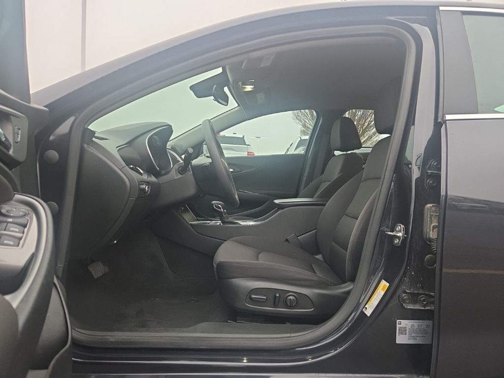 Chevrolet Malibu Vehicle Full-screen Gallery Image 2