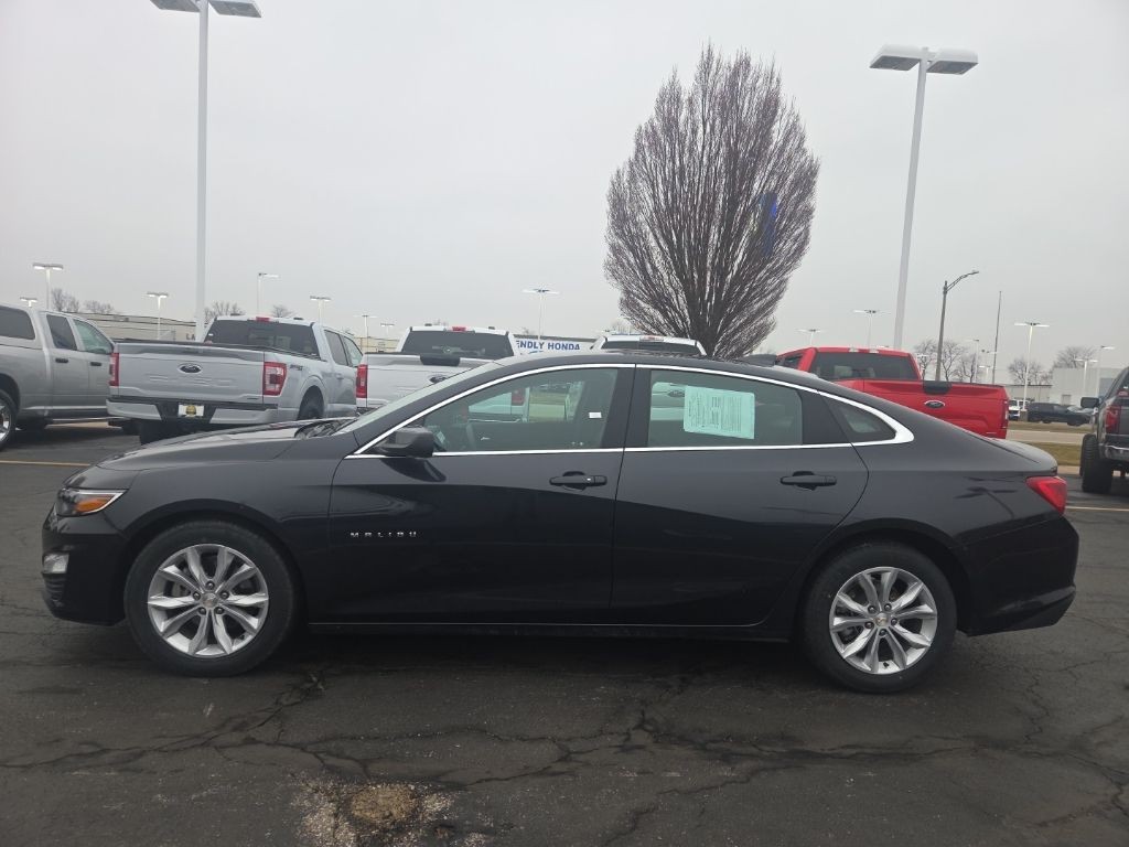 Chevrolet Malibu Vehicle Full-screen Gallery Image 3