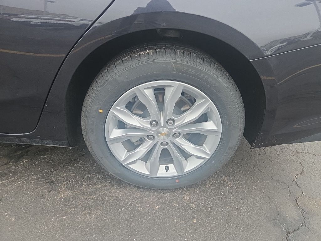 Chevrolet Malibu Vehicle Full-screen Gallery Image 4