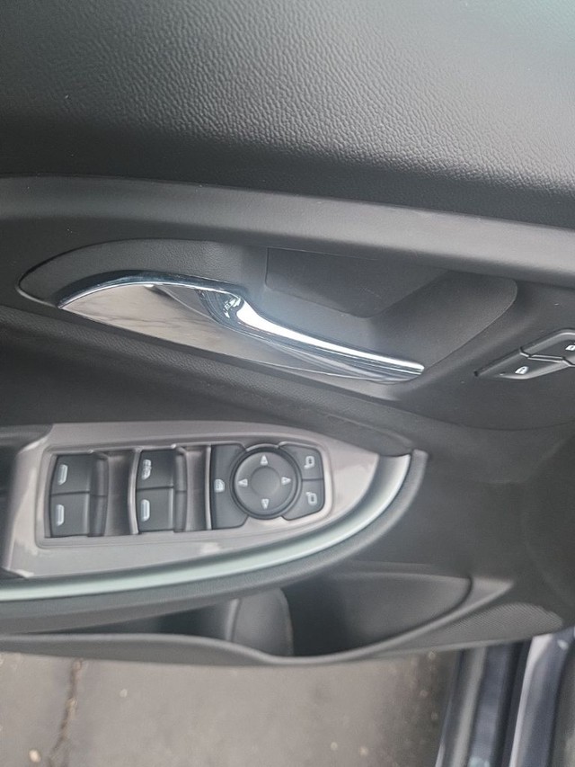 Chevrolet Malibu Vehicle Full-screen Gallery Image 9