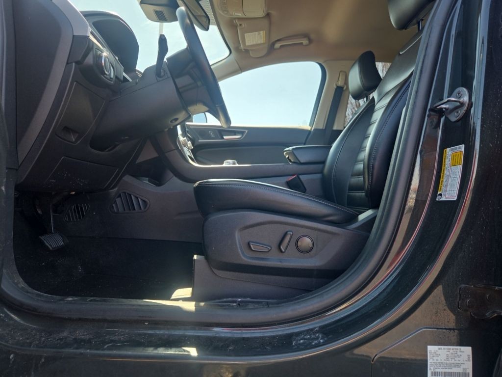 Ford Edge Vehicle Full-screen Gallery Image 2