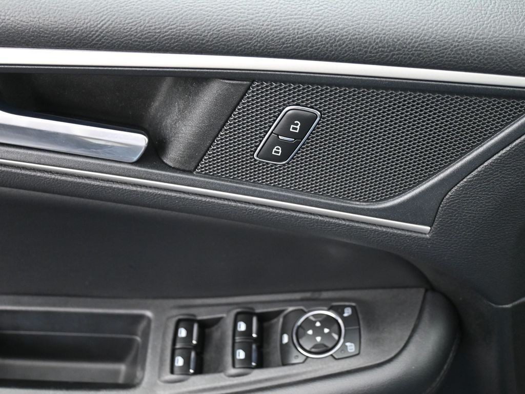 Ford Edge Vehicle Full-screen Gallery Image 21