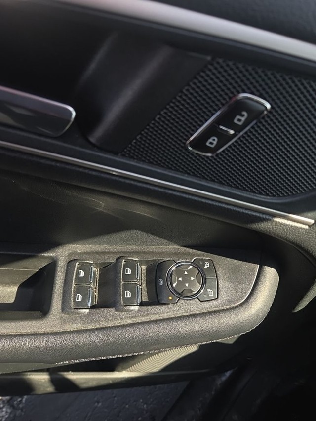 Ford Edge Vehicle Full-screen Gallery Image 10