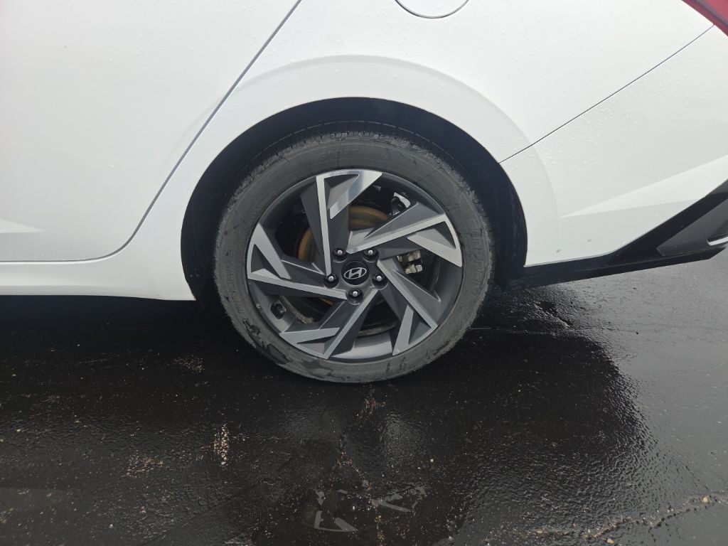 Hyundai Elantra Vehicle Full-screen Gallery Image 4