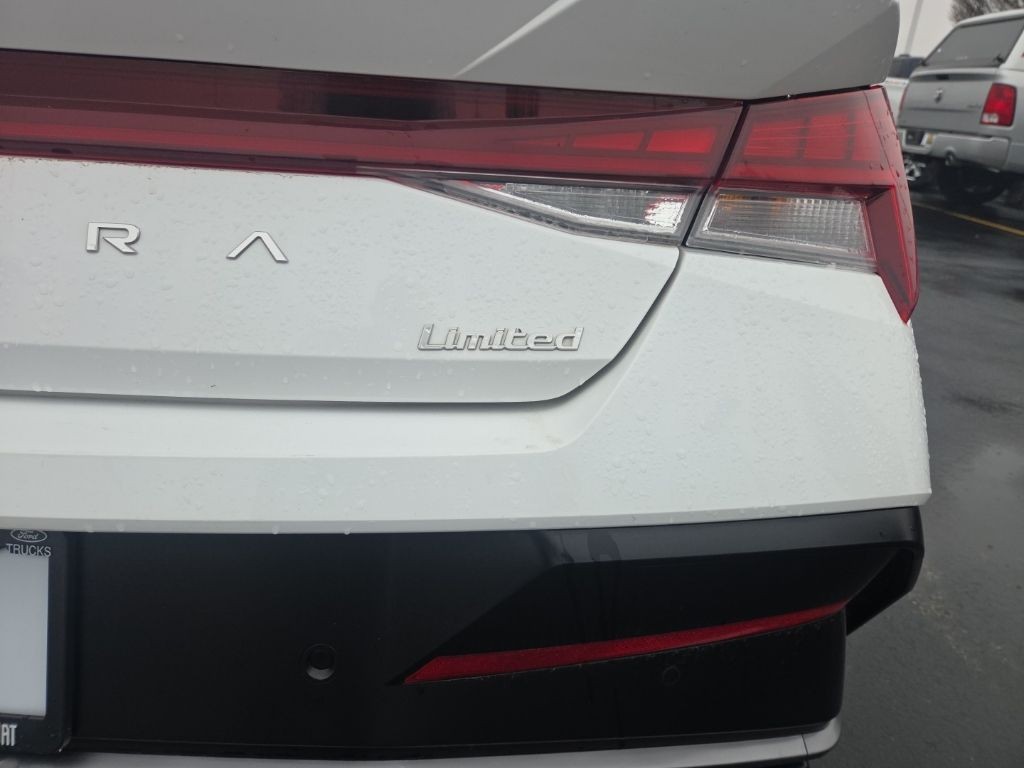 Hyundai Elantra Vehicle Full-screen Gallery Image 5