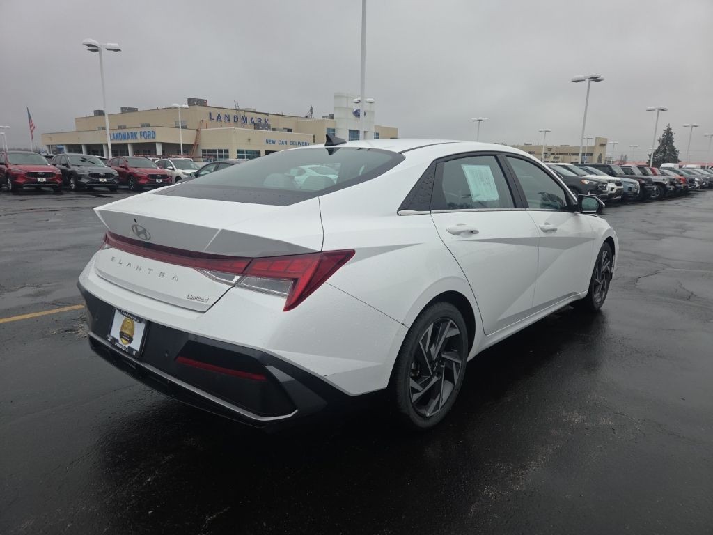 Hyundai Elantra Vehicle Full-screen Gallery Image 7