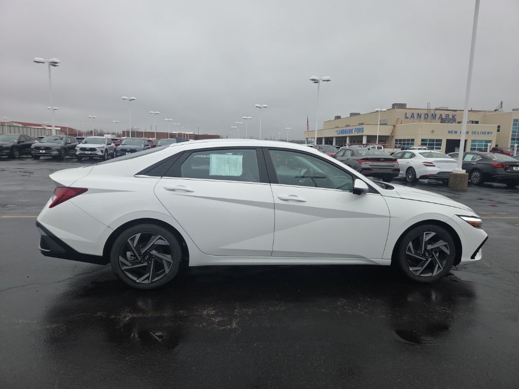 Hyundai Elantra Vehicle Full-screen Gallery Image 8