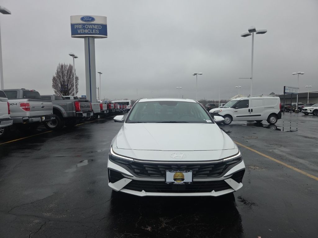 Hyundai Elantra Vehicle Full-screen Gallery Image 9