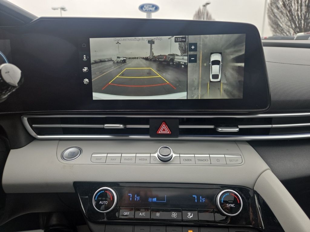 Hyundai Elantra Vehicle Full-screen Gallery Image 15