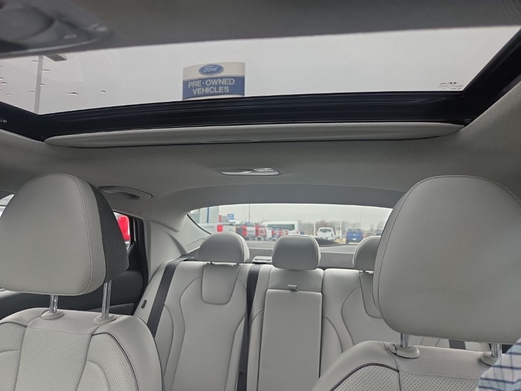 Hyundai Elantra Vehicle Full-screen Gallery Image 18