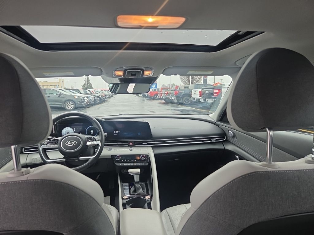 Hyundai Elantra Vehicle Full-screen Gallery Image 19