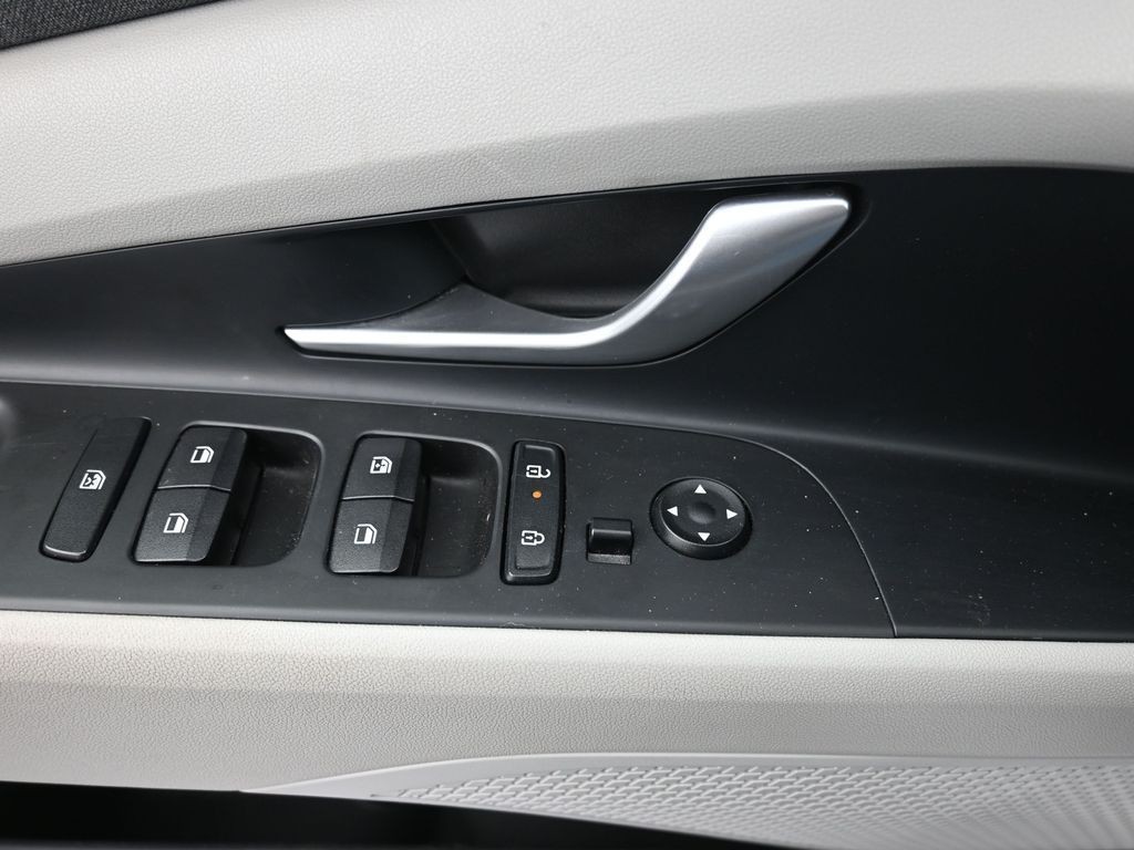 Hyundai Elantra Vehicle Full-screen Gallery Image 21