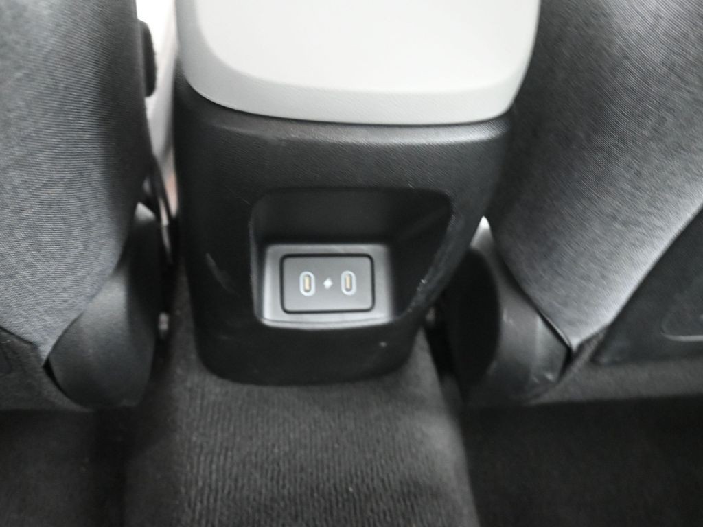 Hyundai Elantra Vehicle Full-screen Gallery Image 22