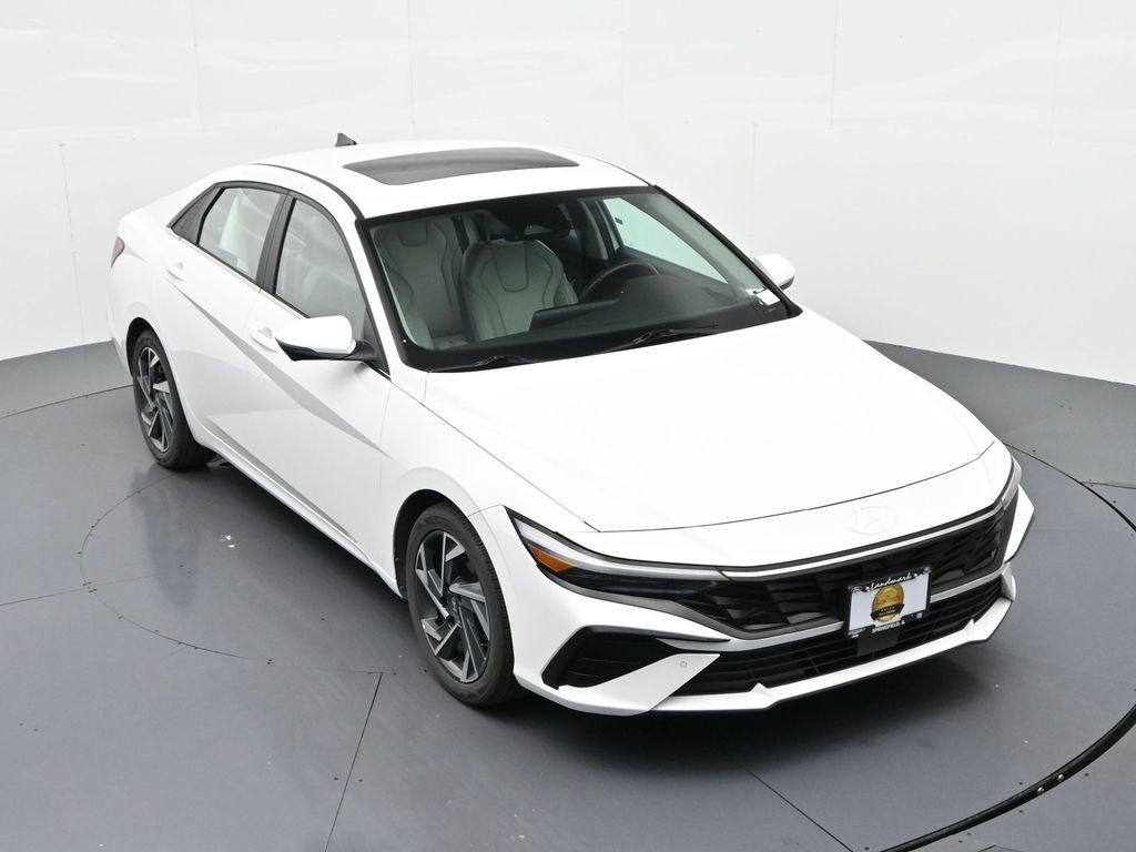 Hyundai Elantra Vehicle Full-screen Gallery Image 23