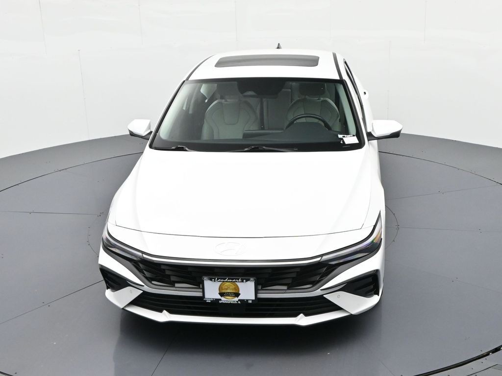 Hyundai Elantra Vehicle Full-screen Gallery Image 24