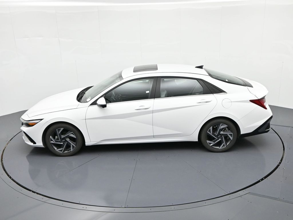 Hyundai Elantra Vehicle Full-screen Gallery Image 26