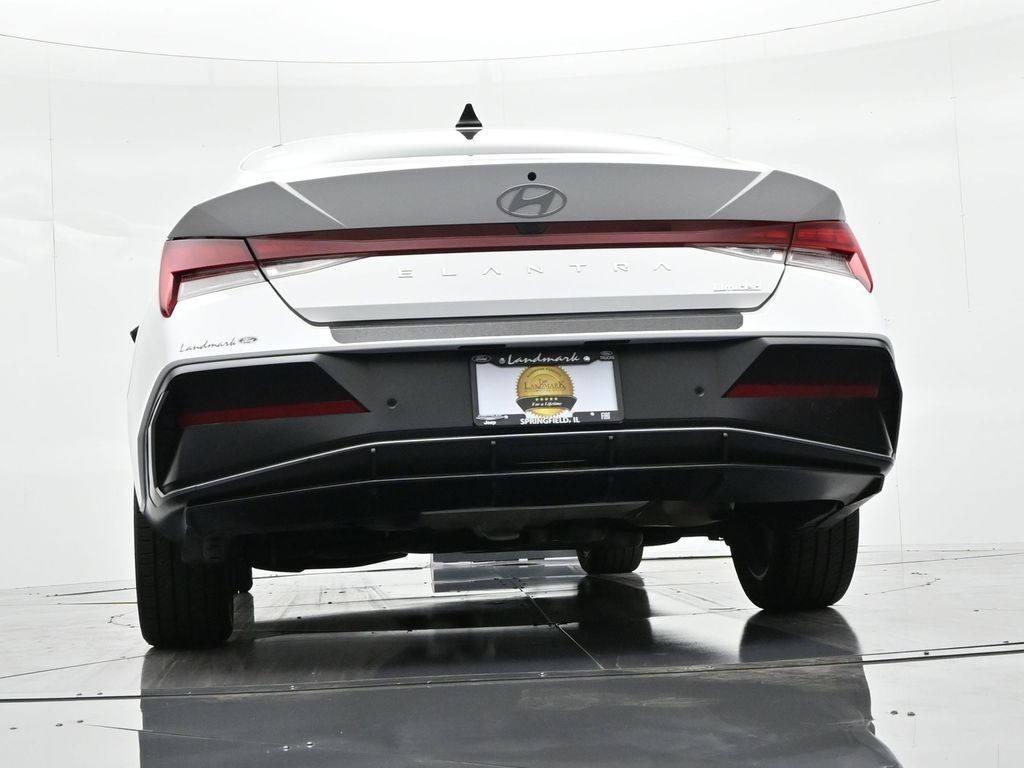 Hyundai Elantra Vehicle Full-screen Gallery Image 28