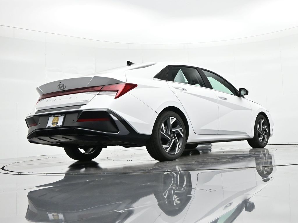 Hyundai Elantra Vehicle Full-screen Gallery Image 29