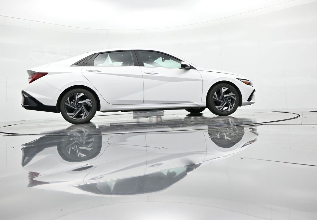 Hyundai Elantra Vehicle Full-screen Gallery Image 30
