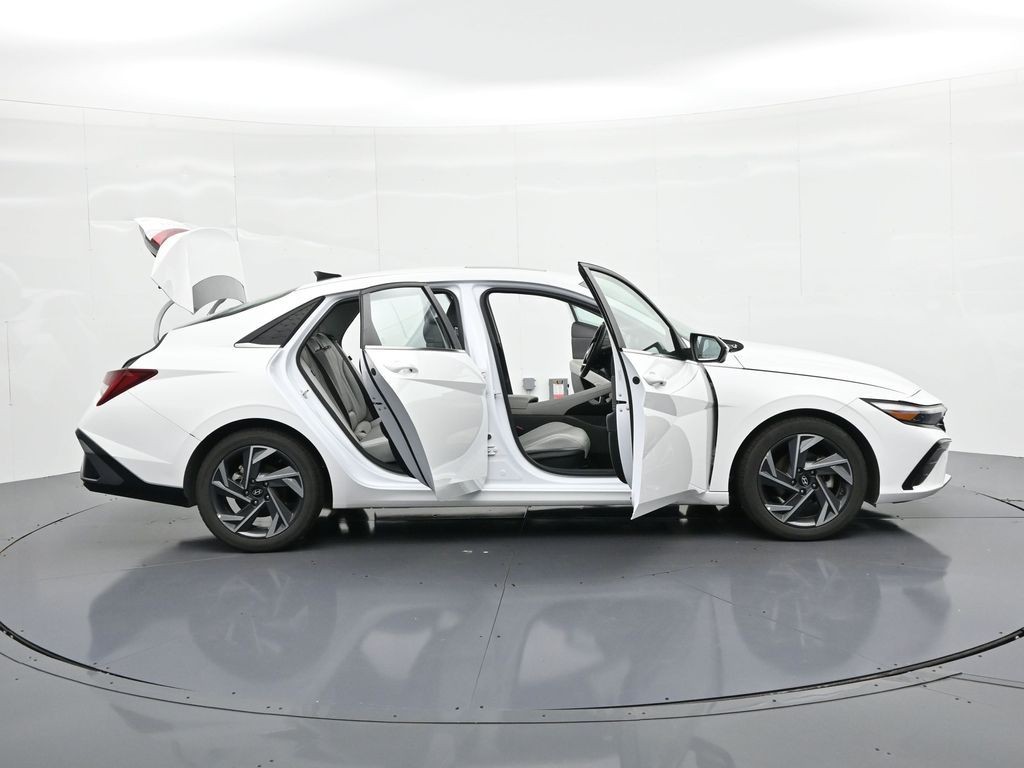 Hyundai Elantra Vehicle Full-screen Gallery Image 31