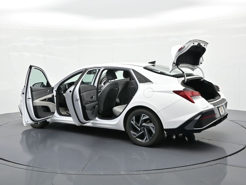 Hyundai Elantra Vehicle Full-screen Gallery Image 32