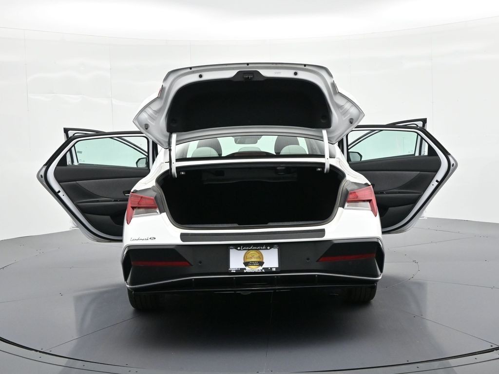 Hyundai Elantra Vehicle Full-screen Gallery Image 34