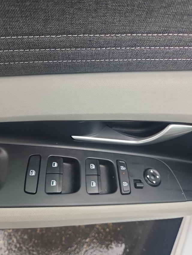 Hyundai Elantra Vehicle Full-screen Gallery Image 10