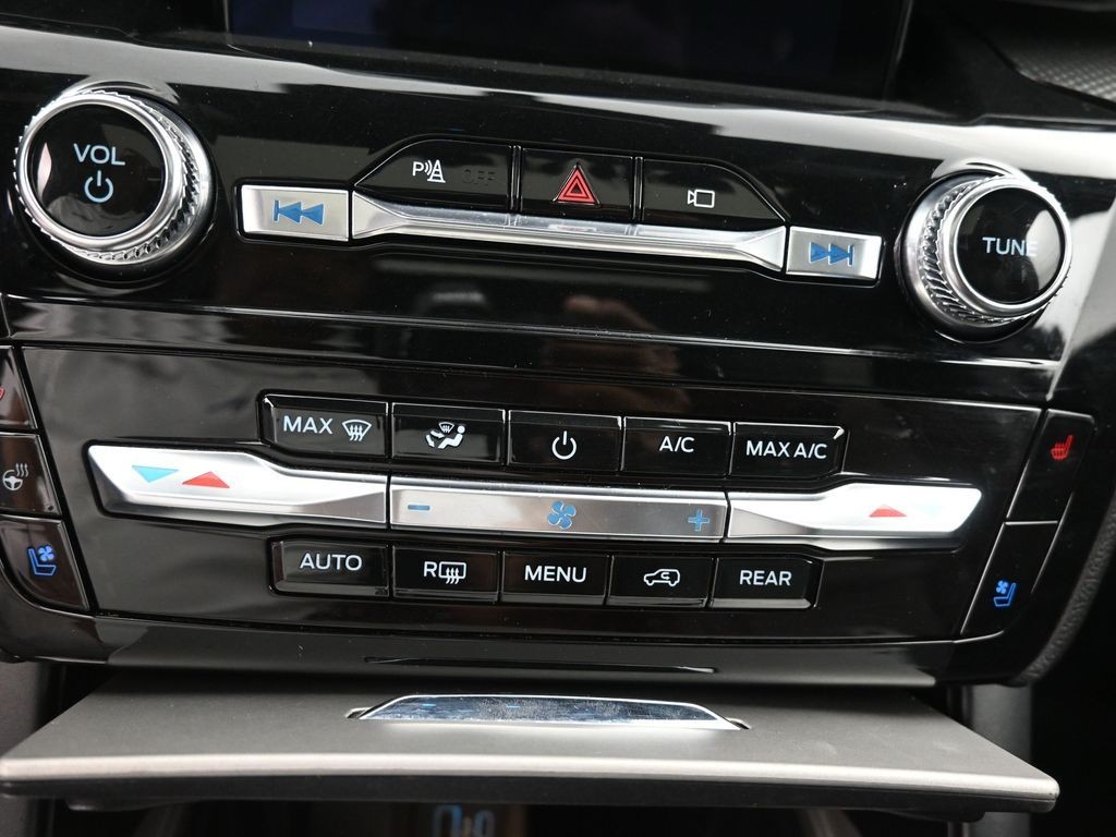 Ford Explorer Vehicle Full-screen Gallery Image 14