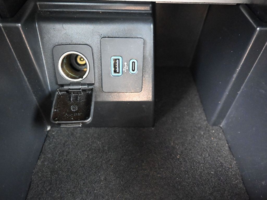 Ford Explorer Vehicle Full-screen Gallery Image 15