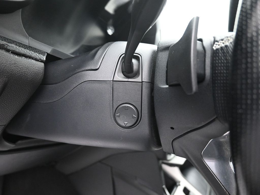 Ford Explorer Vehicle Full-screen Gallery Image 19