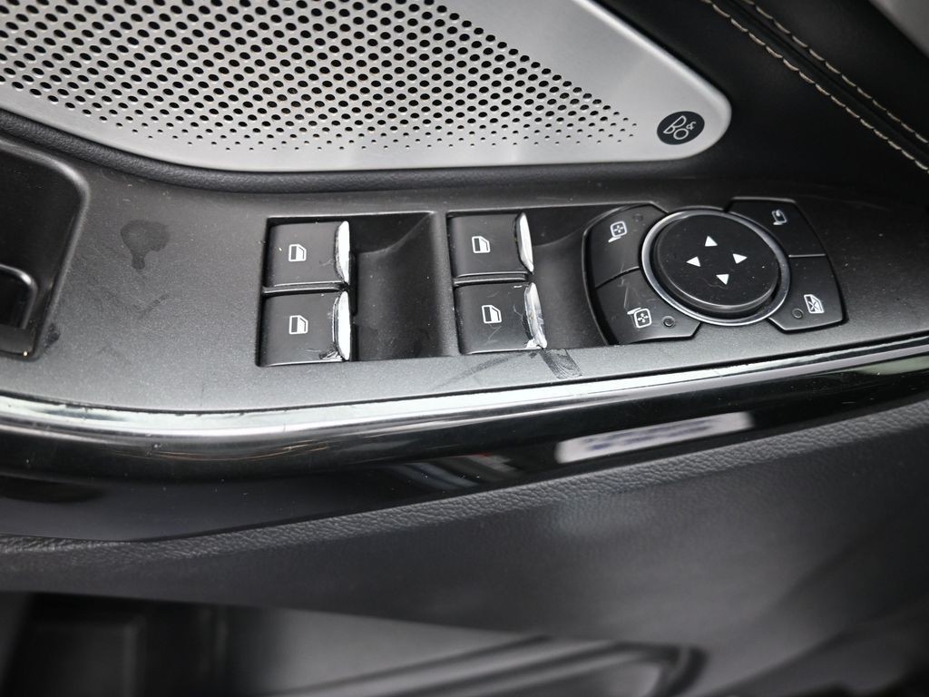 Ford Explorer Vehicle Full-screen Gallery Image 20