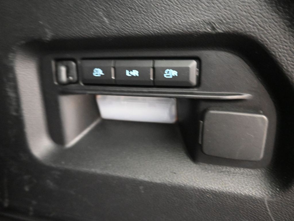 Ford Explorer Vehicle Full-screen Gallery Image 23