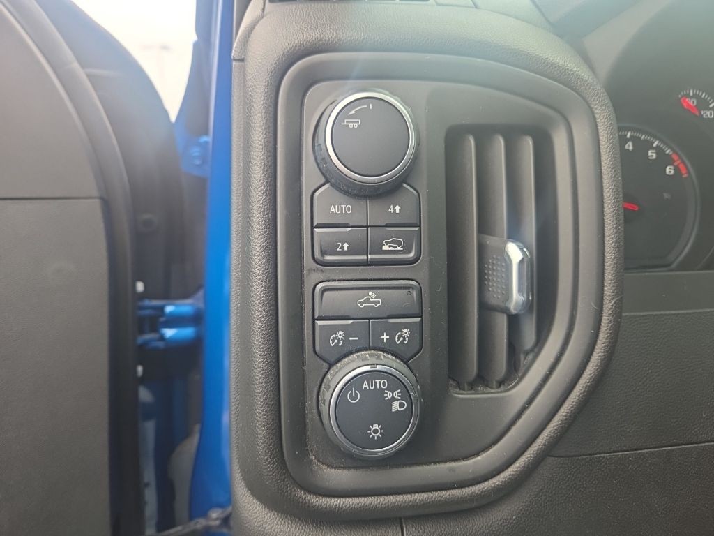 Chevrolet Silverado 1500 Vehicle Full-screen Gallery Image 11