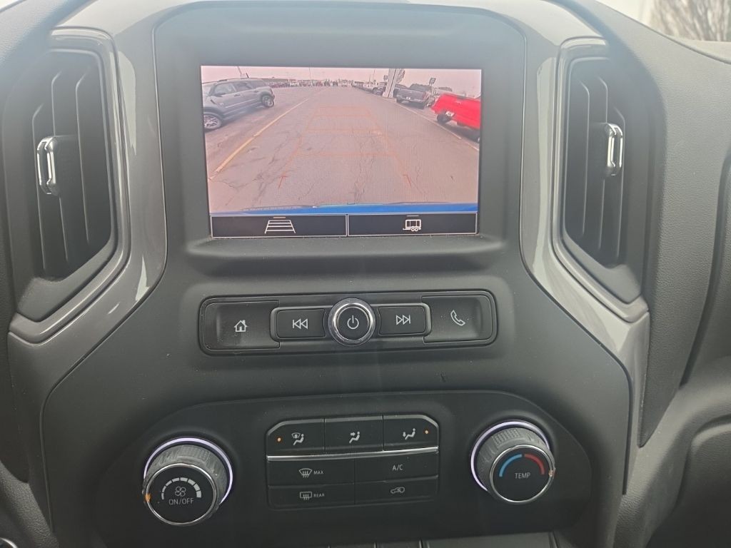 Chevrolet Silverado 1500 Vehicle Full-screen Gallery Image 15