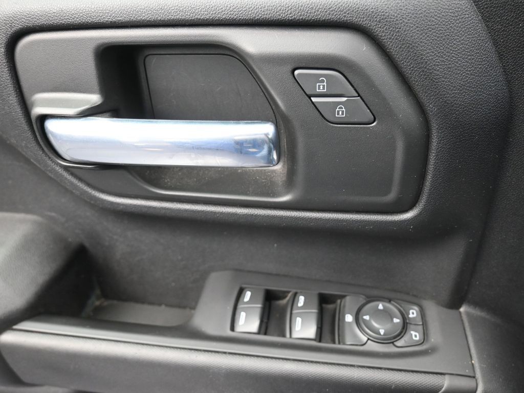 Chevrolet Silverado 1500 Vehicle Full-screen Gallery Image 18