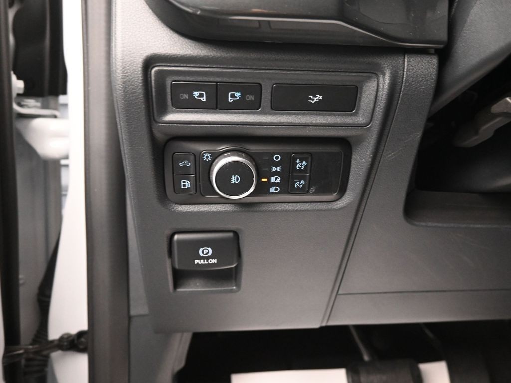 Ford F-150 Vehicle Full-screen Gallery Image 16