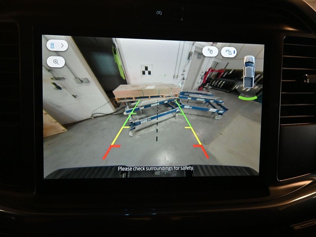 Ford F-150 Vehicle Full-screen Gallery Image 12