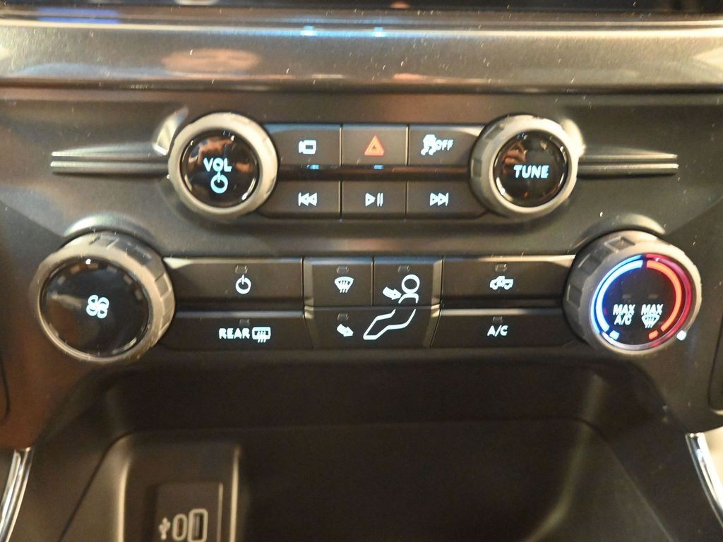 Ford F-150 Vehicle Full-screen Gallery Image 13