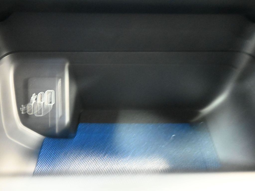 Ford F-150 Vehicle Full-screen Gallery Image 15