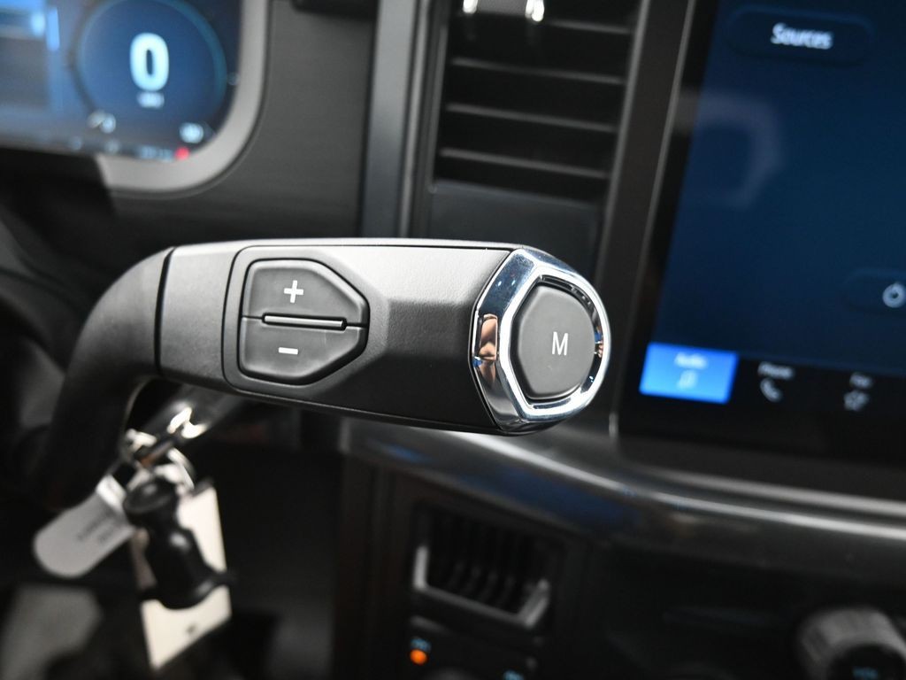 Ford F-150 Vehicle Full-screen Gallery Image 16